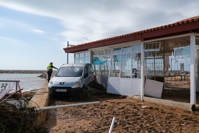 Un coche y una terraza destrozados tras el paso de la tormenta de este miércoles en el municipio de Alcanar, a 2 de septiembre de 2021, en Tarragona, Cataluña (España). 