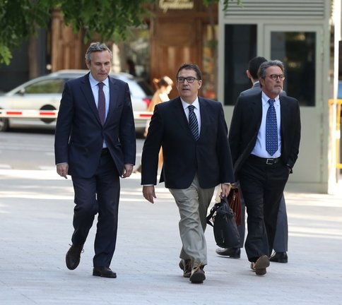 Archivo - El director de la Oficina de Carles Puigdemont, Josep Lluís Alay (primero por la izquierda), que fue detenido en Alemania cuando acompañaba a Puigdemont, llegando a la Audiencia Nacional.