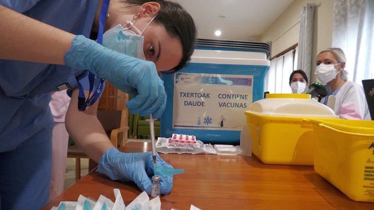 Archivo - Enfermera prepara una dosis de vacuna contra el coronavirus en Euskadi.