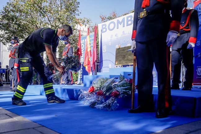 Archivo - Bomberos realizan ofrenda de flores durante el homenaje a diez de sus compañeros fallecidos en el incendio de los Almacenes Arias, en Madrid  (España), a 4 de septiembre de 2020.