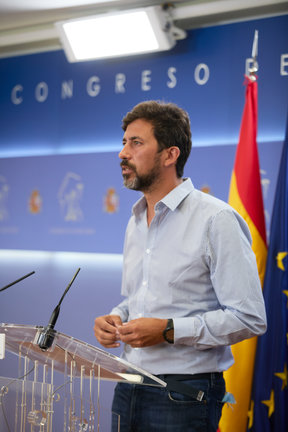 El diputado de Galicia en Común-Unidas Podemos por A Coruña, Antón Gómez-Reino, en una rueda de prensa, durante la reunión de la Diputación Permanente en el Congreso de los Diputados, a 25 de agosto de 2021, en Madrid (España).