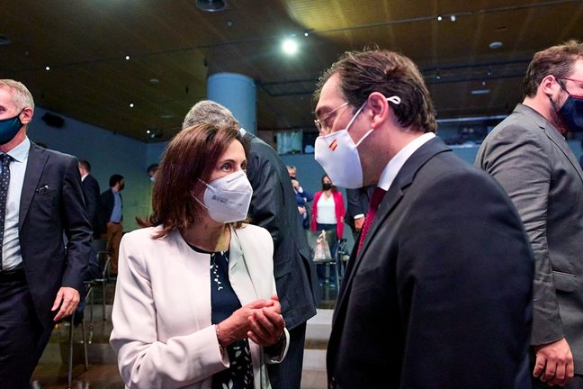 El Ministro de Asuntos Exteriores, Unión Europea y Cooperación, José Manuel Albares, conversa con la ministra de Defensa, Margarita Robles