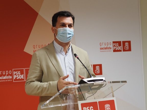 El secretario xeral del PSdeG, Gonzalo Caballero, en la rueda de prensa ofrecida este lunes en la Cámara gallega