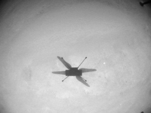 Sombra de Ingenuity en la superficie de Marte durante su vuelo 13