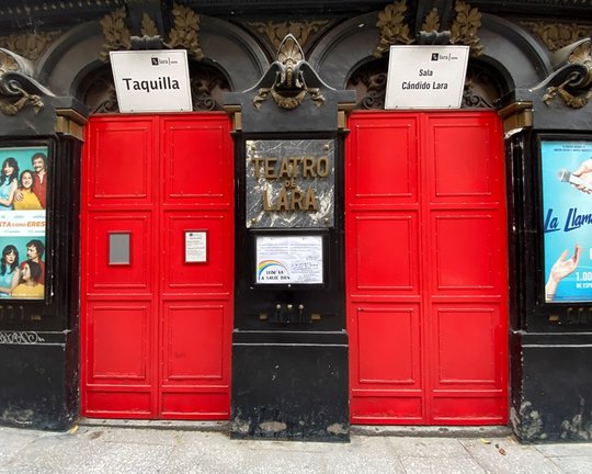 Archivo - Entrada cerrada temporalmente del Teatro Lara de Madrid