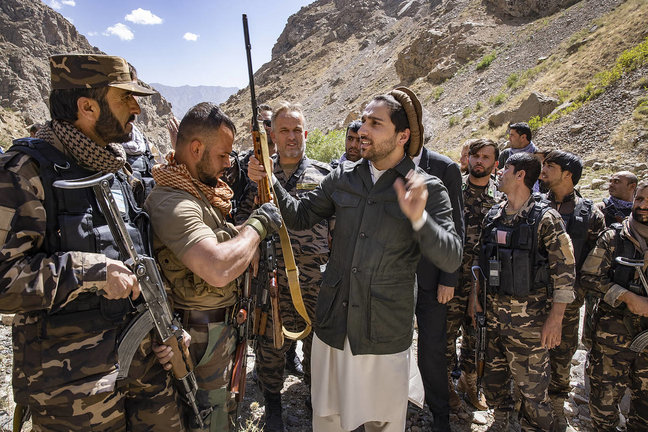 Ahmad Masud, en el centro, con otros miembros de la resistencia afgana en la provincia de Panjshir (Foto: Marc Roussel / The Walk Street Journal).