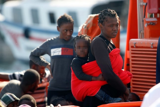 Archivo - Llegada a puerto Málaga de 75 personas entre ellas un menor de edad, donde han sido rescatadas por Salvamento Marítimo, cuando navegaban a la deriva en una patera, en Málaga a 29 de octubre 2019