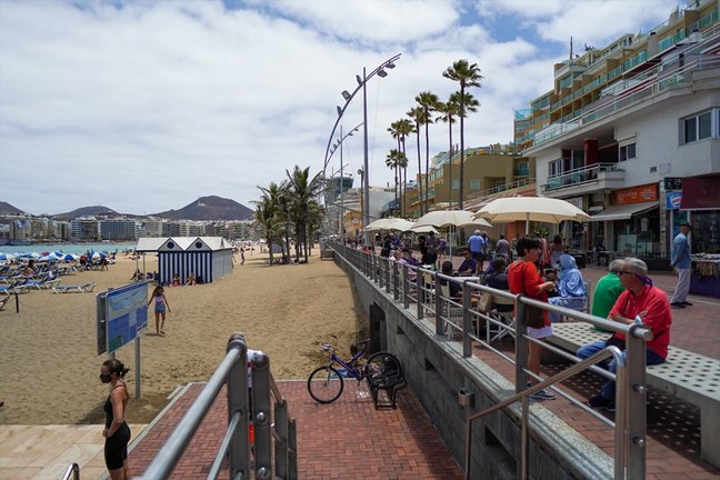 Archivo - Varias personas en el paseo marítimo de Gran Canaria