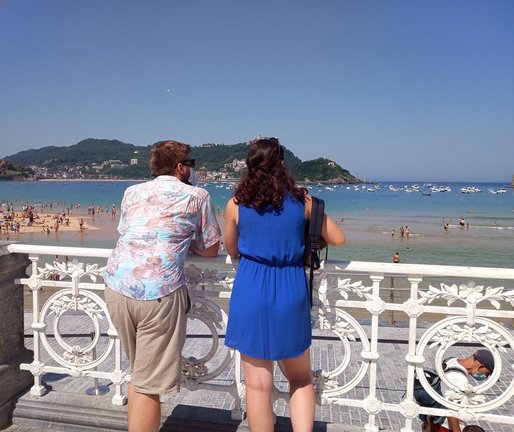 Archivo - Una pareja contempla las vistas de la Playa de la Concha en San Sebastián 
