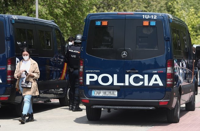 Archivo - Dos furgones de Policía Nacional en un mitin de Vox en Alcorcón