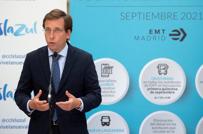El alcalde de Madrid, José Luis Martínez-Almeida, interviene en  la presentación de la línea lanzadera de la EMT entre Plaza Elíptica e Islaazul, a 1 de septiembre de 2021, en Madrid, (España).