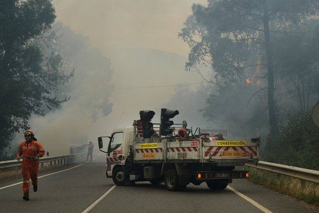 Agentes forestales trabajan en las tareas de extinción de incendios de un fuego en el municipio de Ribas de Sil, en la parroquia homónima, muy cercana a Rairos, a 6 de septiembre de 2021, en Ribas de Sil, Lugo, Galicia (España). Este nuevo incendio, el se