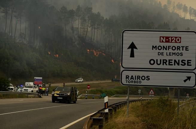 Conductores de coches atraviesan los incendios de un fuego en el municipio de Ribas de Sil, en la parroquia homónima, muy cercana a Rairos, a 6 de septiembre de 2021, en Ribas de Sil, Lugo, Galicia (España)
