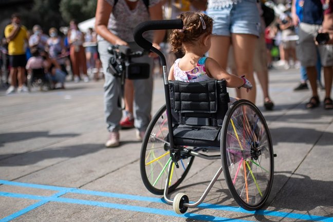 Una niña con movilidad reducida participa en la primera Carrera Infantil Adaptada en las fiestas de Sant Roc