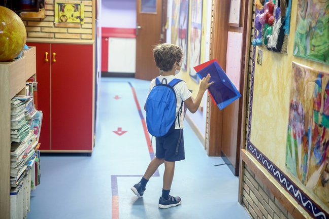 Un niño entrando a clase en un colegio de Boadilla del Monte (Madrid) durante el primer día de clase del curso 2021-2022