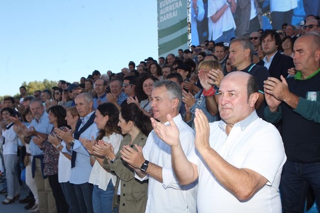 Archivo - (I-D) El presidente del EBB del PNV, Andoni Ortuzar, y el lehendakari, Iñigo Urukullu, aplauden durante el acto político del 'Alderdi Eguna' del PNV en Vitoria (Euskadi/España) a 29 de septiembre de 2019.