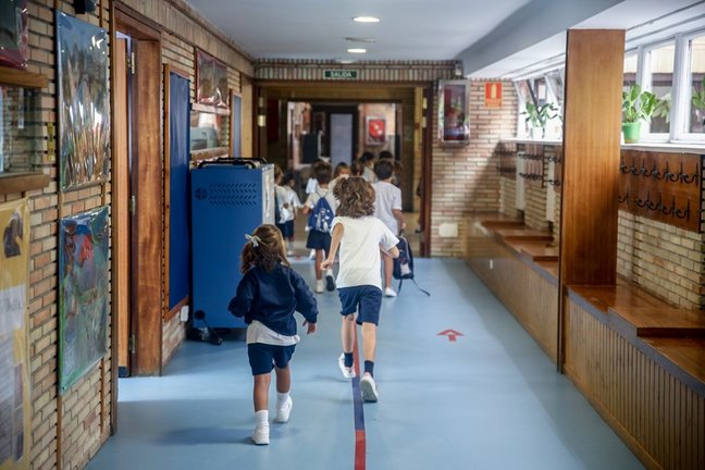 Varios niños en el hall del colegio Virgen de Europa durante el primer día de clase del curso 2021-22.
