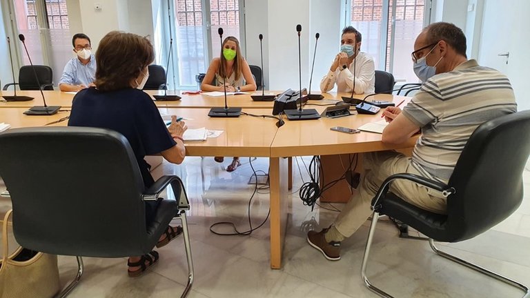 La portavoz socialista en el Ayuntamiento de Madrid, Mar Espinar, y el director del Observatorio LGTBI de Madrid, Rubén López