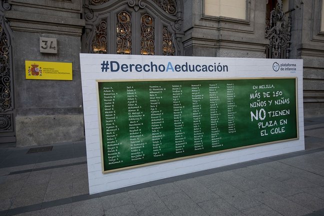 Archivo - La Plataforma de Infancia desplegó en junio una pizarra gigante delante del Ministerio de Educación para pedir la escolarización de más de 150 niños en Melilla.