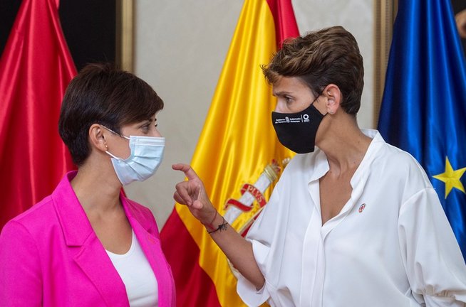 La ministra de Política Territorial y Portavoz del Gobierno, Isabel Rodríguez (i), conversa con la presidenta de la Comunidad Foral de Navarra, María Chivite (d), en la sede del Ministerio, a 7 de septiembre de 2021, en Madrid (España). Este es el primer 