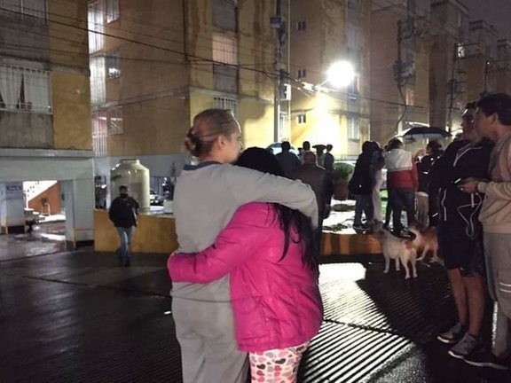 Varias personas en un barrio de Ciudad de Méxica salen a la calle tras el temblor.