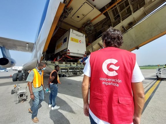 Un trabajador de la Cooperación Española supervisa el envío de ayuda a Haití tras el terremoto del 14 de agosto