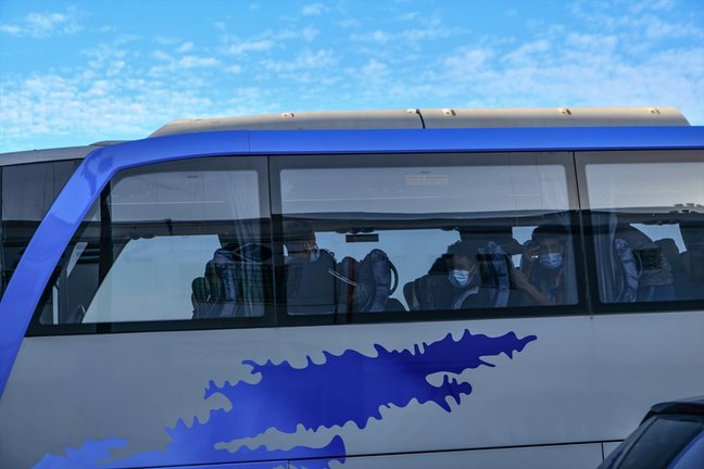 El autobús donde van los menores migrantes para ser trasladados al centro de acogida
