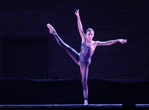 Una bailarina durante un espectáculo de ballet clásico en el Patio Central del Centro Cultural Conde Duque.
