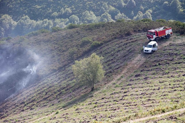 Un camión de bomberos en un incendio forestal en la parroquia de Cubilledo, en el municipio de Baleira, comarca de A Fonsagrada, en Lugo