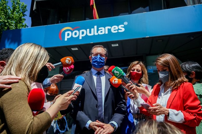 Archivo - El portavoz del PP en el Senado, Javier Maroto, ofrece declaraciones a los medios frente a la sede del partido en la calle Génova, antes de participar en el Comité Ejecutivo Nacional, a 5 de mayo de 2021, en Madrid, (España). 