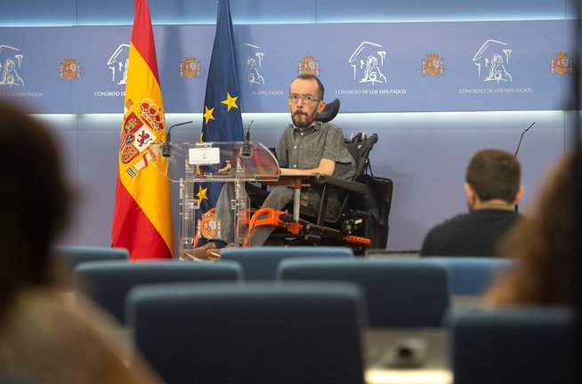 Archivo - El portavoz de Unidas Podemos en el Congreso, Pablo Echenique, interviene en una rueda de prensa en el Congreso de los Diputados, a 1 de julio de 2021, en Madrid (España).
