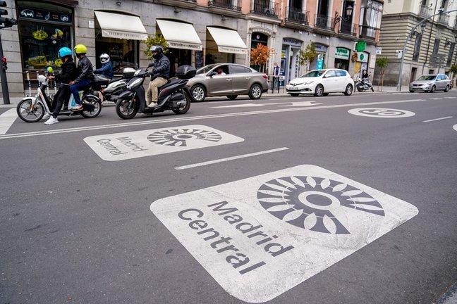 Archivo - Dos señales de Madrid Central en la carretera.