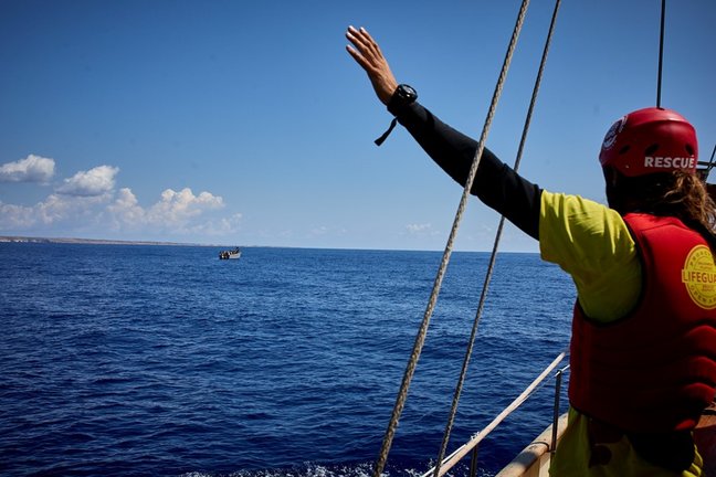 Miembros de la ONG Open Arms, en el barco ‘Astral’, avistan una patera con 70 personas a bordo en el mar Mediterráneo, a 8 de septiembre de 2021, en el Mar Mediterráneo, en las inmediaciones de Lampedusa, Sicilia (Italia).