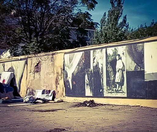 Amanece quemado el mural homenaje a Robert Capa próximo a la casa inmortalizada en Peironcely 10