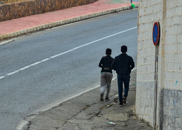 Archivo - Dos menores migrantes en Ceuta.