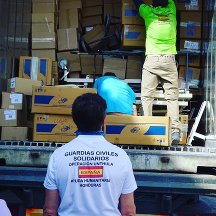 Archivo - Imagen de archivo de Guardias Civiles Solidarios cargando los contenedores con ayuda humanitaria para Honduras 