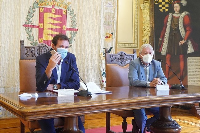 El alcalde de Valladolid da la noticia del Premio Ateneo a Christian Fernández.