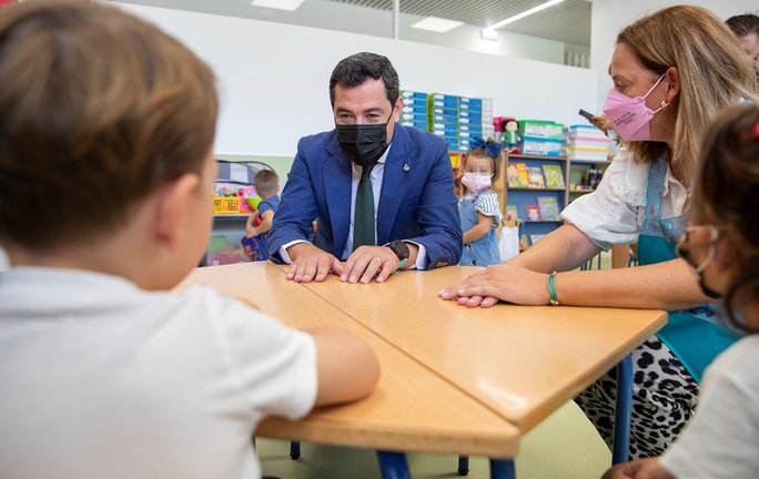 El presidente de la Junta de Andalucía, Juanma Moreno, en una de la aulas en la inauguración del nuevo colegio de Educación Infantil y Primaria Al-Ándalus coincidiendo con el inicio del curso escolar 2021-2022. A 10 de septiembre de 2021, en Utrera (Sevil