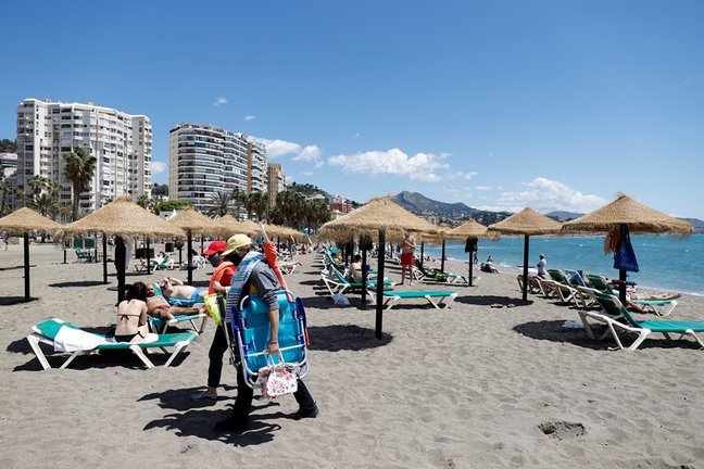 Archivo - Malagueños y visitantes disfrutan de las playas  de la capital en la playa de la Malagueta, Málaga 