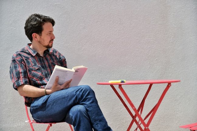 Archivo - El exsecretario general de Podemos, Pablo Iglesias, lee un libro tras cortarse el pelo y dejar atrás su icónica coleta.