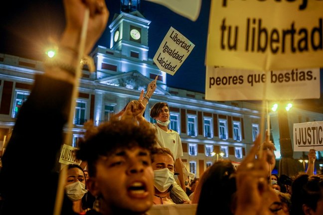 Varios manifestantes durante una concentración en la Puerta del Sol contra las agresiones a las personas LGTBI, a 8 de septiembre de 2021, en Madrid, (España). El Movimiento Marika Madrid ha convocado esta concentración bajo el lema ‘¡Basta ya!’ a raíz de