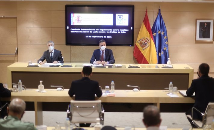 El ministro de Interior, Fernando Grande-Marlaska (i) y el presidente del Gobierno, Pedro Sánchez (d), durante la Comisión de Seguimiento del Plan de Lucha contra los Delitos de Odio