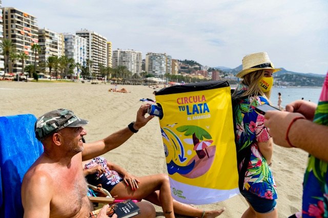 Archivo - 'Cada Lata Cuenta' lanza la cuarta edición de la campaña 'Circula tu lata' en 27 playas españolas
