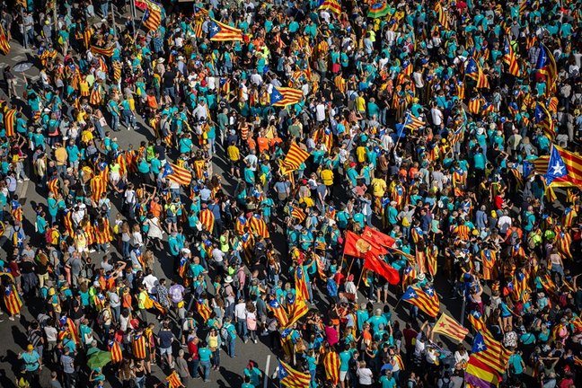 Archivo - Cientos de personas con banderas de la estelada (bandera independentista catalana) durante la manifestación convocada por la Asamblea Nacional Catalana (ANC) con el lema 'Objectiu Independència (Objetivo independencia)', en la Diada de Cataluña 