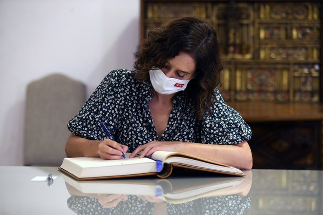 La presidenta de la Comunidad de Madrid, Isabel Díaz Ayuso, firma durante un encuentro bilateral con el presidente de Castilla-La Mancha, en el Palacio de Fuensalida, a 10 de septiembre de 2021, en Toledo, Castilla-La Mancha (España)