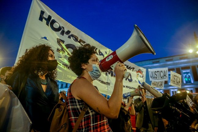 Dos manifestantes durante una concentración en la Puerta del Sol contra las agresiones a las personas LGTBI, a 8 de septiembre de 2021, en Madrid, (España). El Movimiento Marika Madrid ha convocado esta concentración bajo el lema ‘¡Basta ya!’ a raíz de la