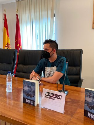 El almeriense José Piqueras gana el premio de novela negra BMB 2021 con 'Senderos tras la niebla' y recibe el galardón en el festival cultural de Bossòst (Lleida). En Lleida, a 12 de septiembre de 2021.