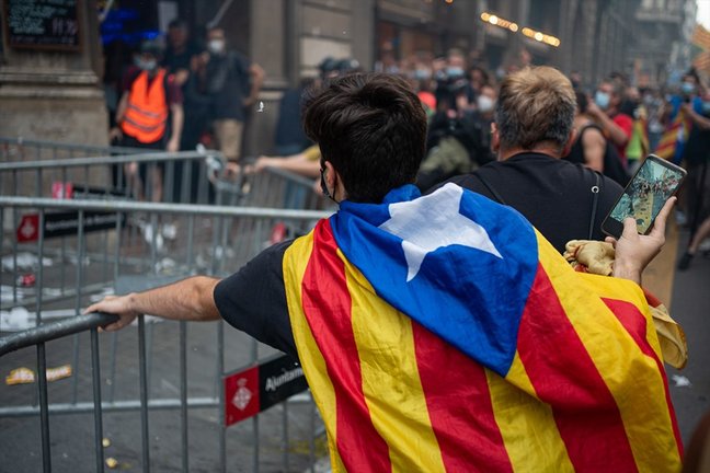 Un hombre increpa a la policía durante los altercados en la comisaría de la Policía Nacional de la via Laietana tras la manifestación de la ANC por la Diada, día de Cataluña, a 11 de septiembre de 2021, en Barcelona, Catalunya (España). 