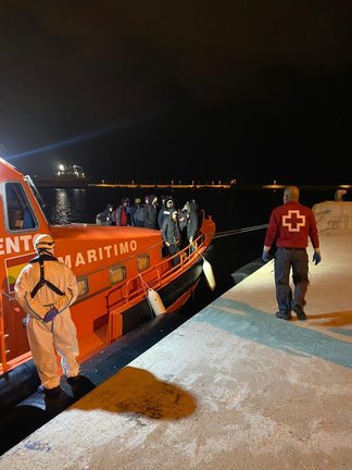 Archivo - Imagen de archivo de un operativo por la llegada de pateras a las costas de Alicante