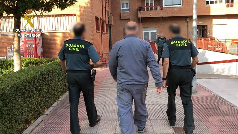 Archivo - La Guardia Civil detiene en Logroño (La Rioja) a una persona responsable de tráfico de aves en Europa